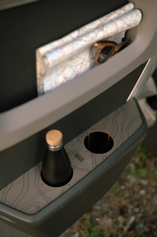 Puinen laserleikattu pulloteline auton ovikoteloon