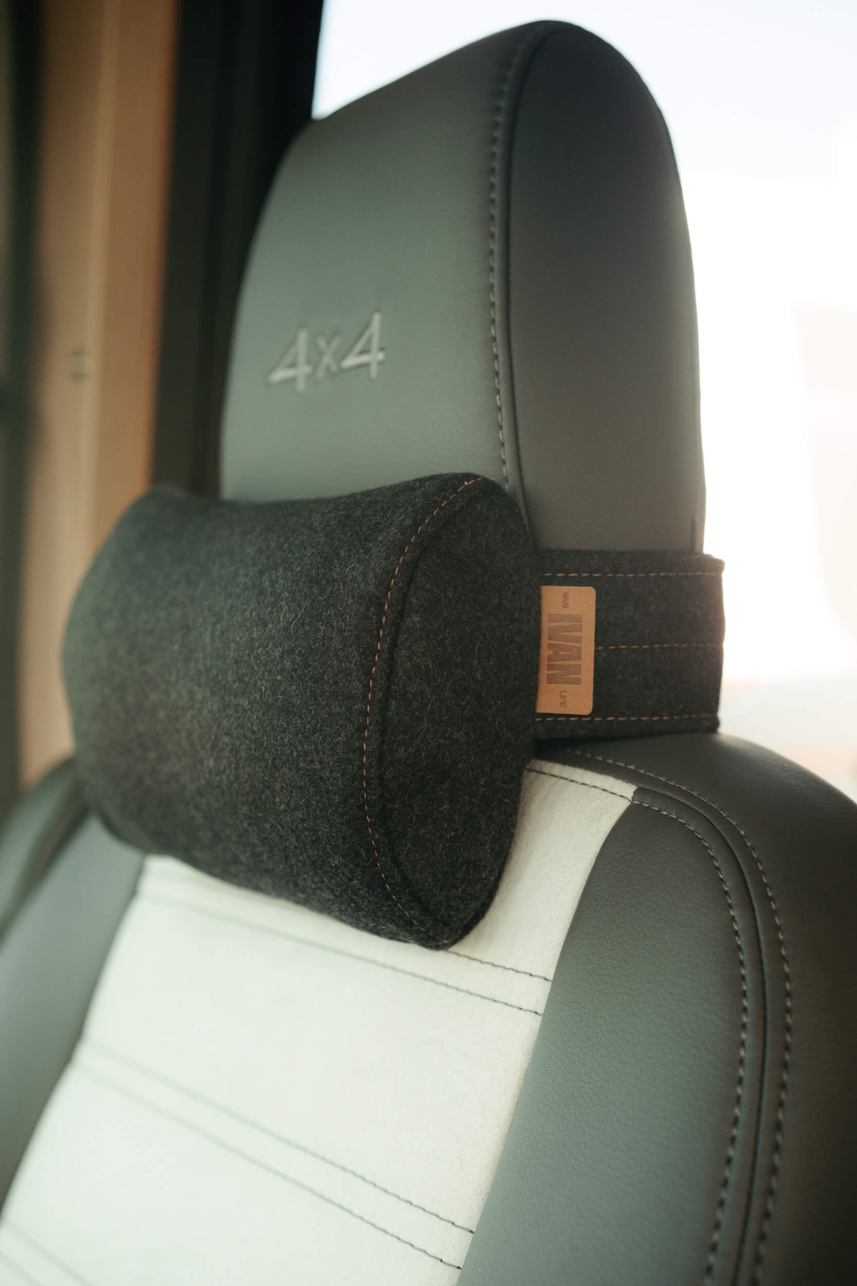 IVAN musta niskatyyny asennettuna auton etupenkkiin