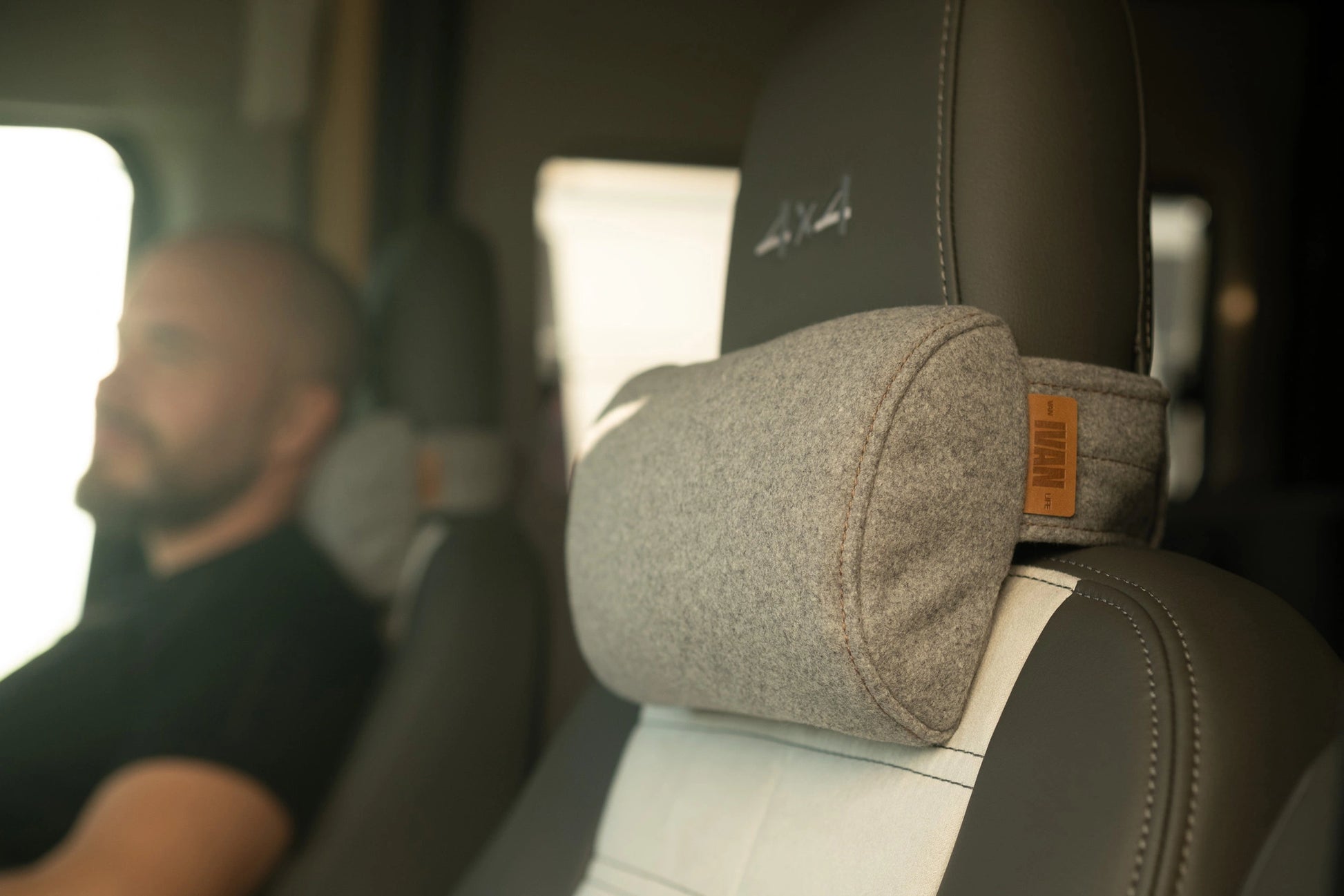 Kotimainen niskatyyny auton etupenkkiin vaaleanharmaa