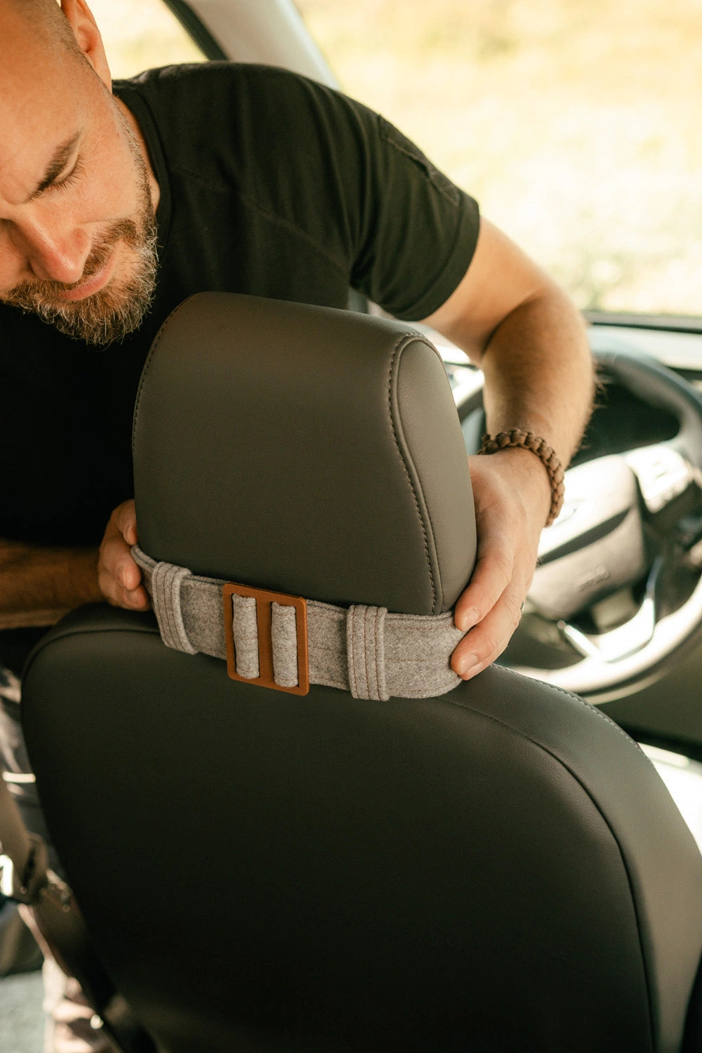 Kotimainen niskatuki auton penkkiin vaaleanharmaa