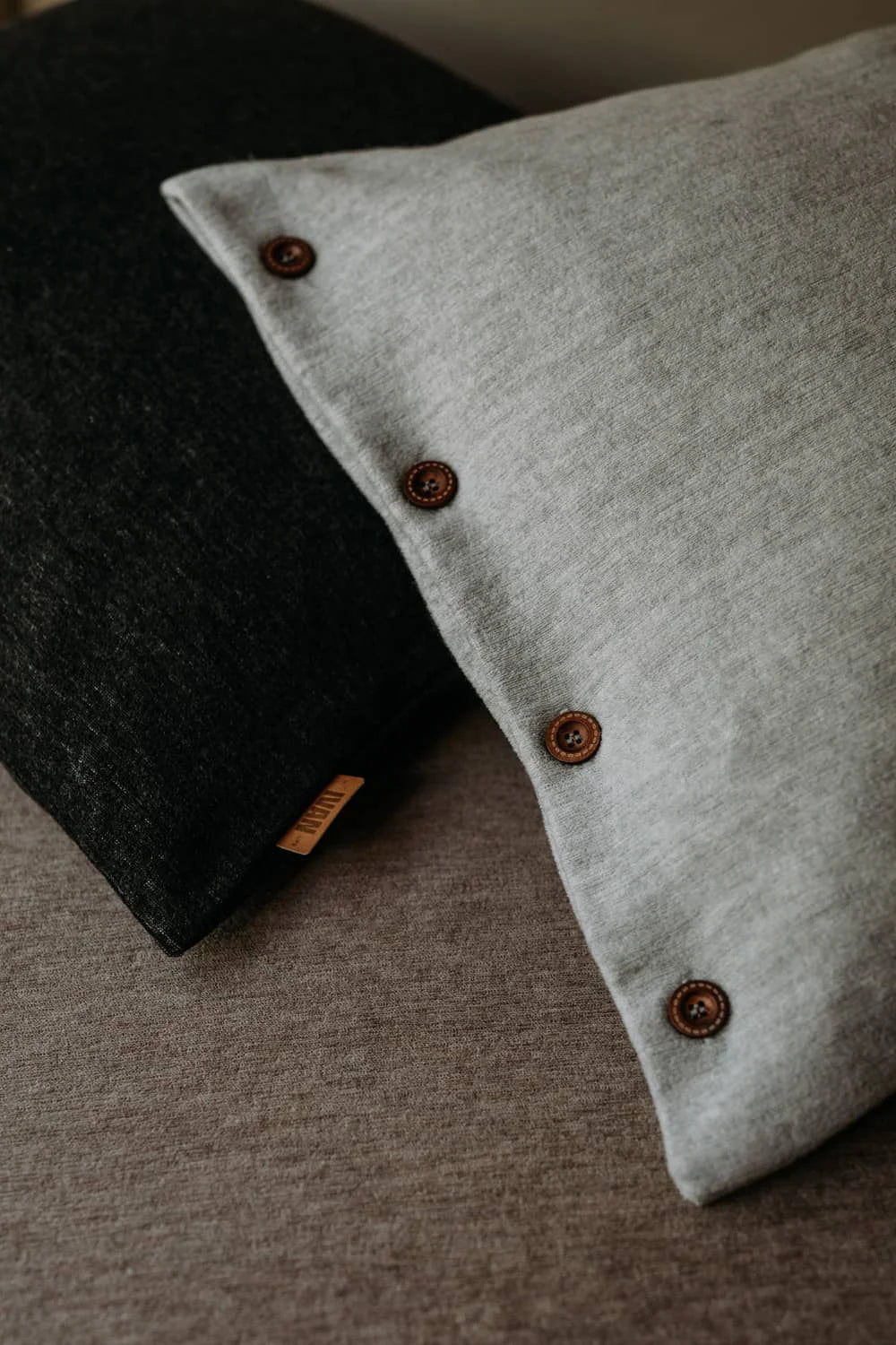 Merinovillainen vaaleanharmaa ja tummanharmaa tyynyliina