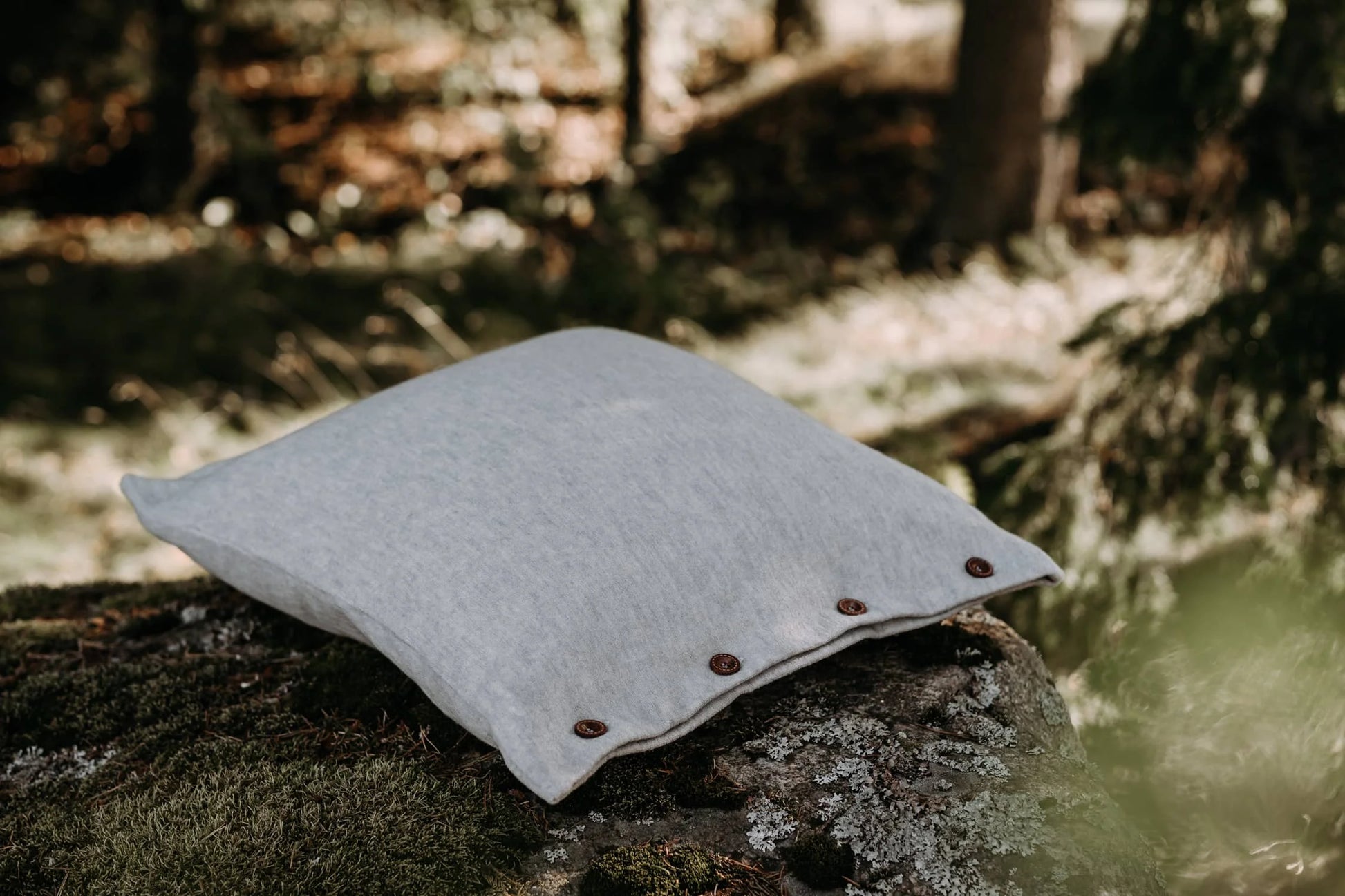 Merinovillainen vaaleanharmaa tyynyliina