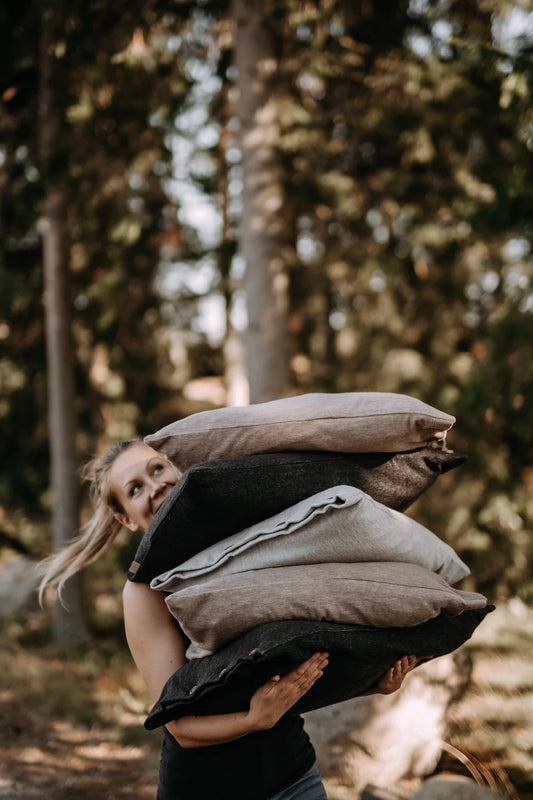 Merinovilla tyynyliina vaaleanruskea, tummanharmaa ja vaaleanharmaa