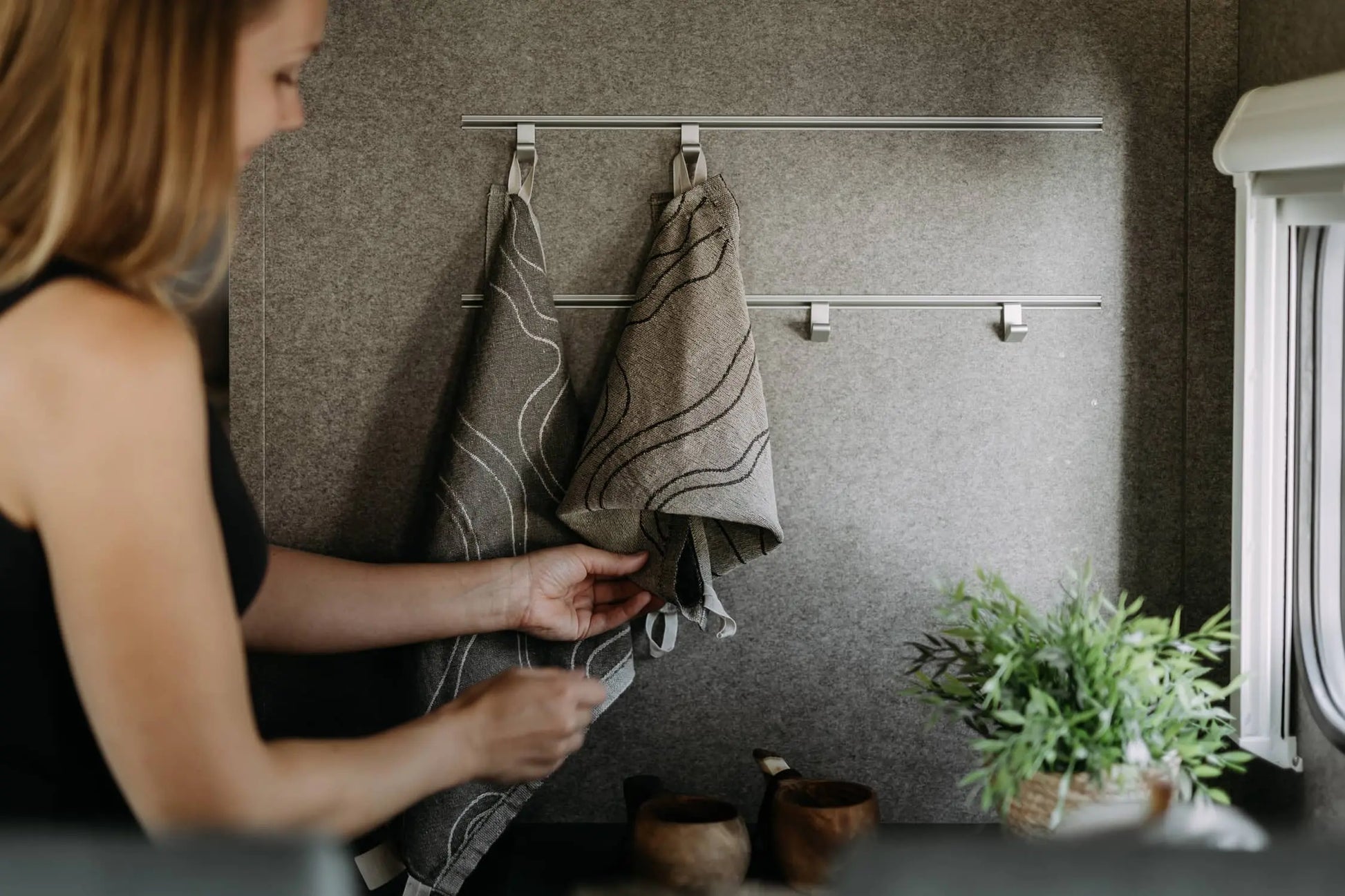 Pellava keittiöpyyhe pieneen keittiöön musta-beige ja harmaa