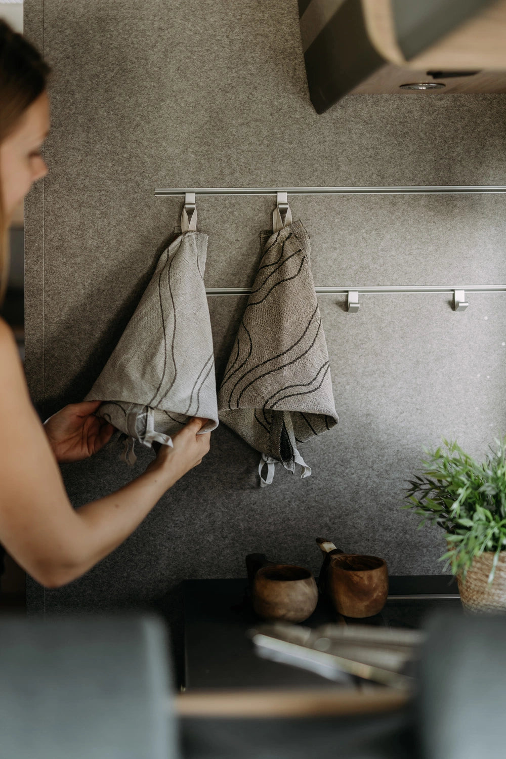 Pellavainen keittiöpyyhe asuntoauton keittiöön vaaleanharmaa ja musta-beige