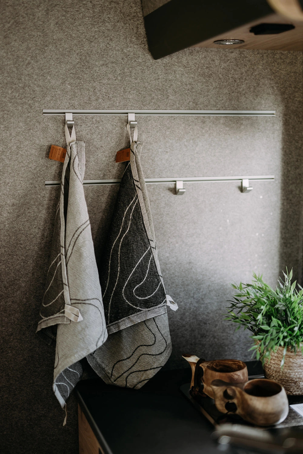 Pieni pellavainen keittiöpyyhe vaaleanharmaa ja musta-beige